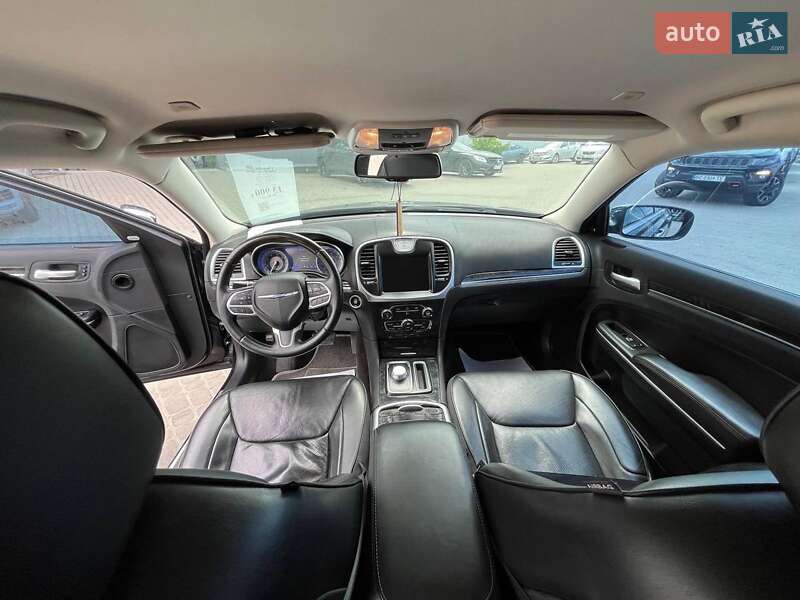 Седан Chrysler 300 2018 в Львове