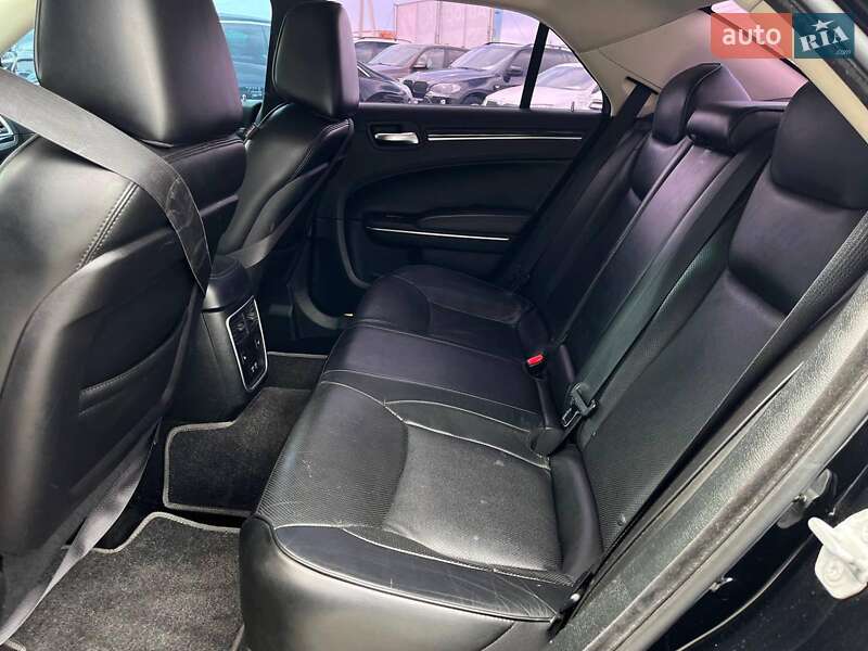 Седан Chrysler 300 2018 в Львове