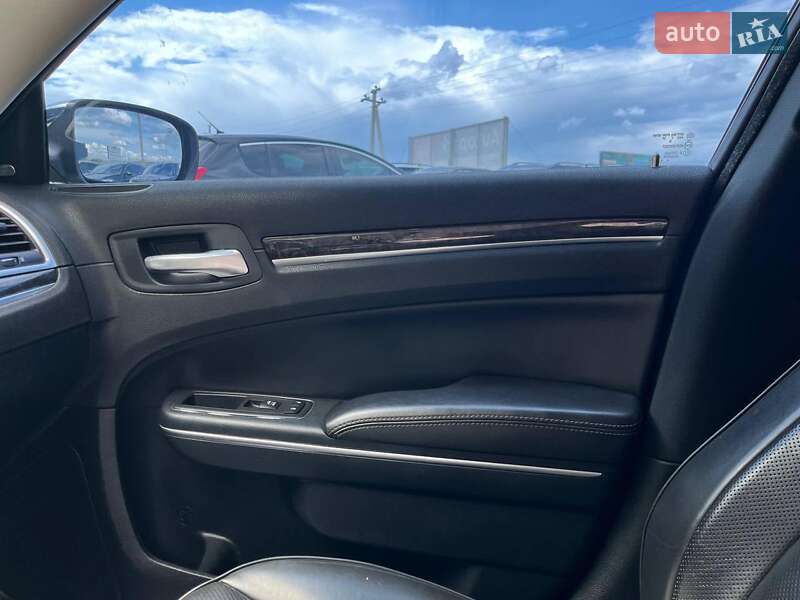 Седан Chrysler 300 2018 в Львове