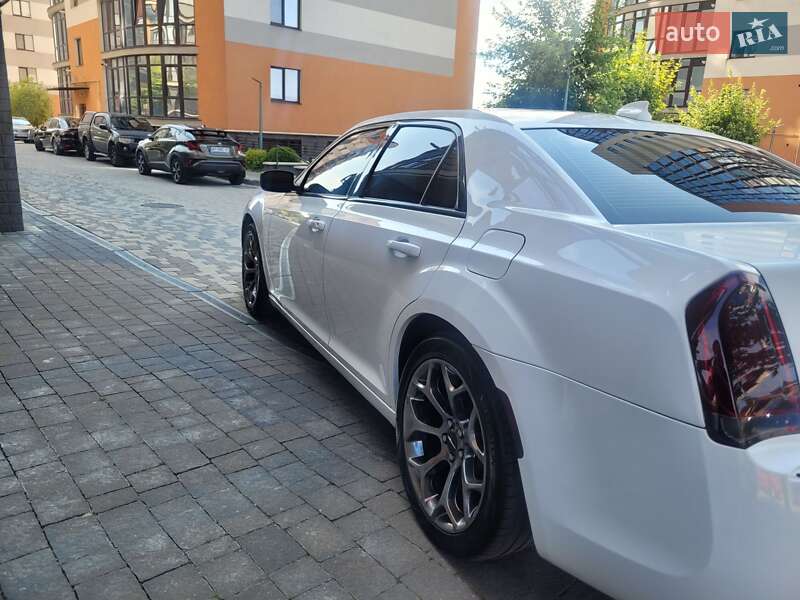 Седан Chrysler 300 2018 в Ивано-Франковске
