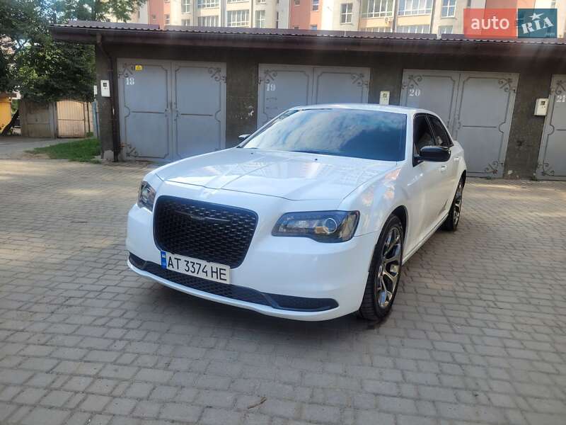 Седан Chrysler 300 2018 в Ивано-Франковске