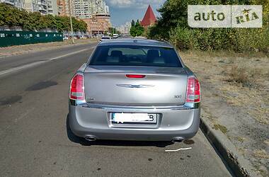 Седан Chrysler 300C 2013 в Киеве