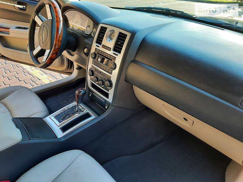 Седан Chrysler 300C 2006 в Смілі