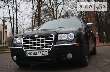 Седан Chrysler 300C 2005 в Вараше