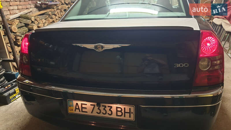 Седан Chrysler 300C 2004 в Марганце