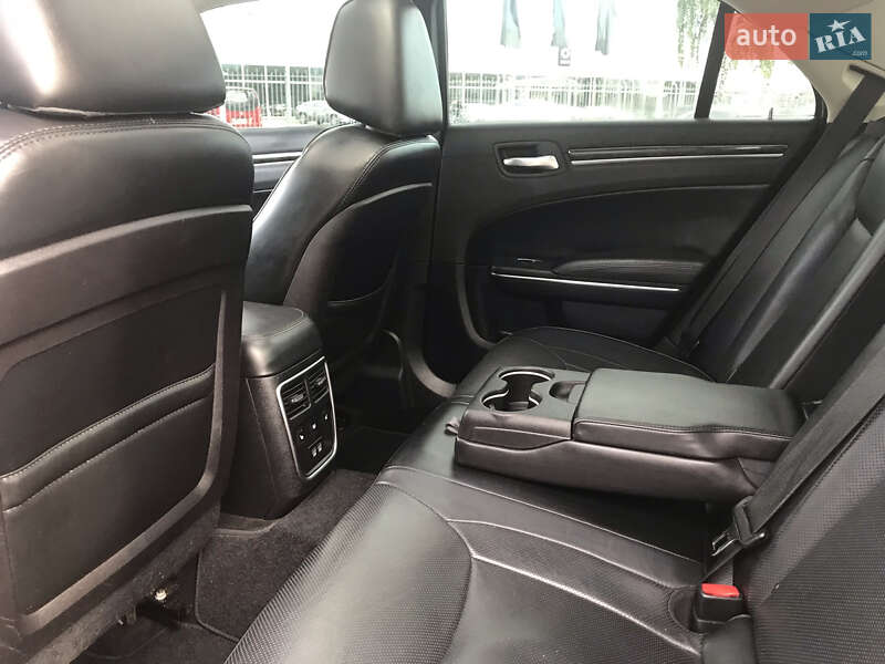 Седан Chrysler 300C 2016 в Киеве