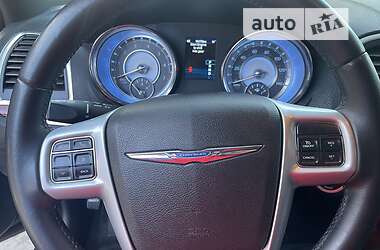 Седан Chrysler 300C 2013 в 