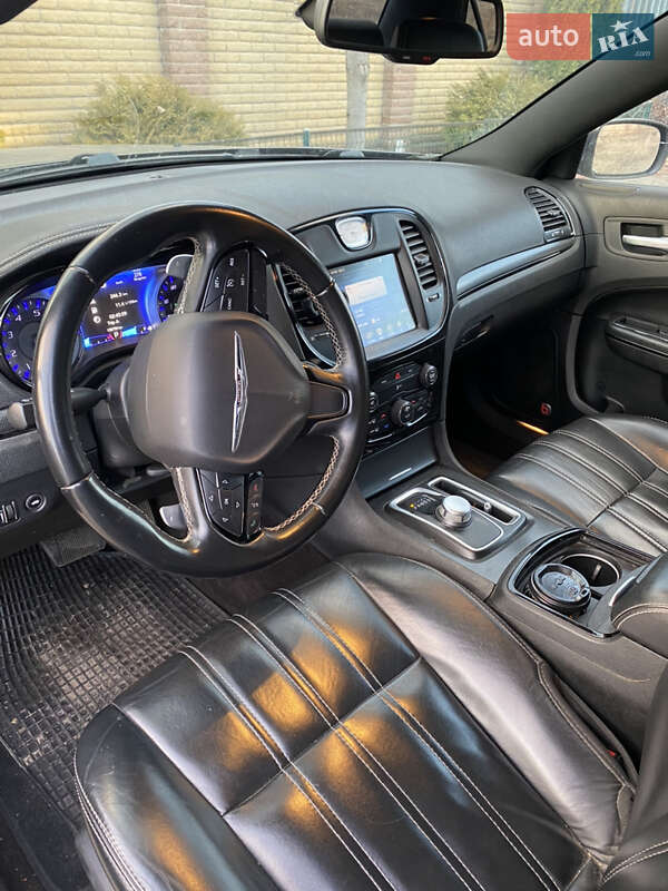 Седан Chrysler 300C 2016 в Киеве