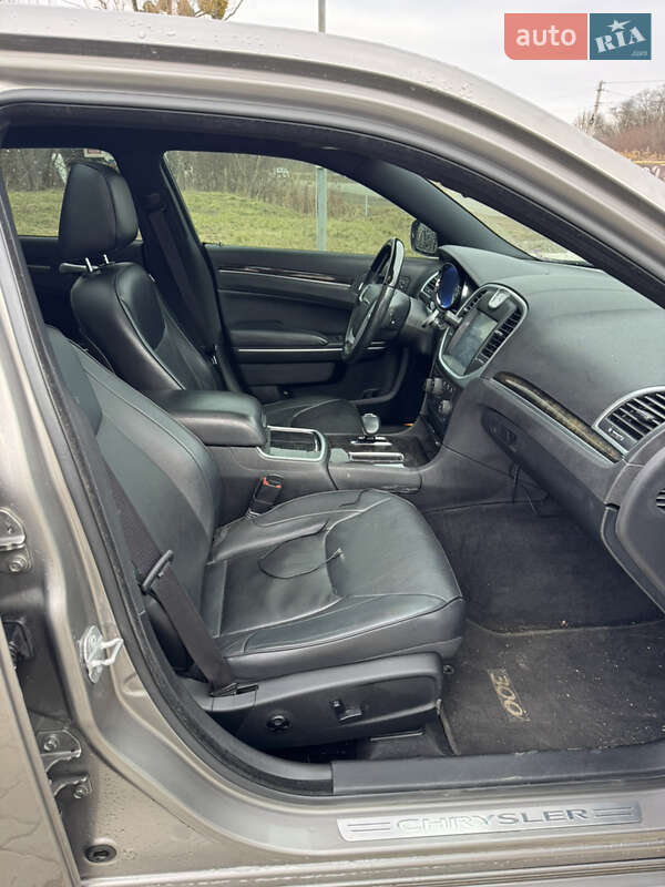 Седан Chrysler 300C 2014 в Черновцах