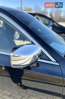 Седан Chrysler 300C 2011 в 