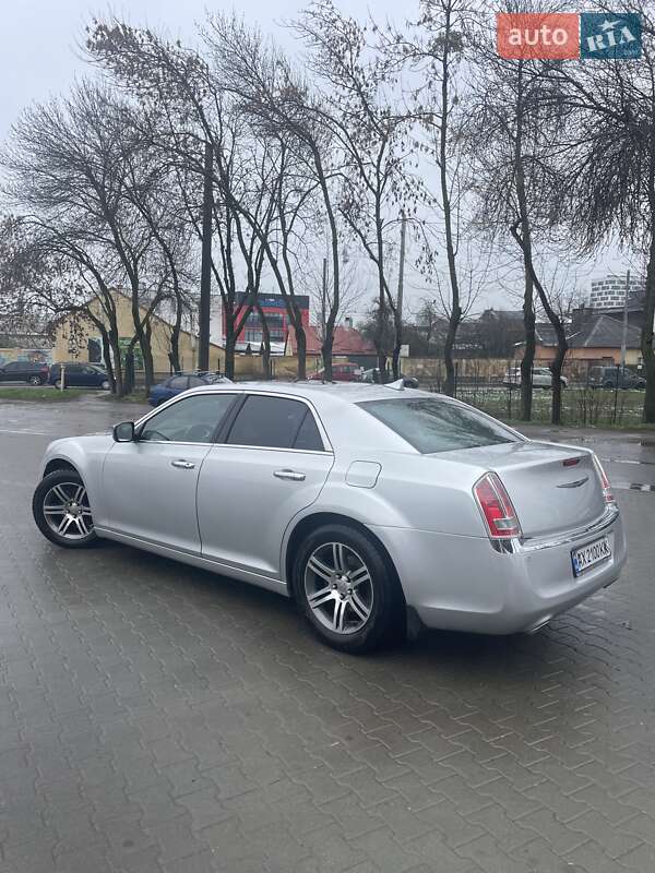 Седан Chrysler 300C 2012 в Львове