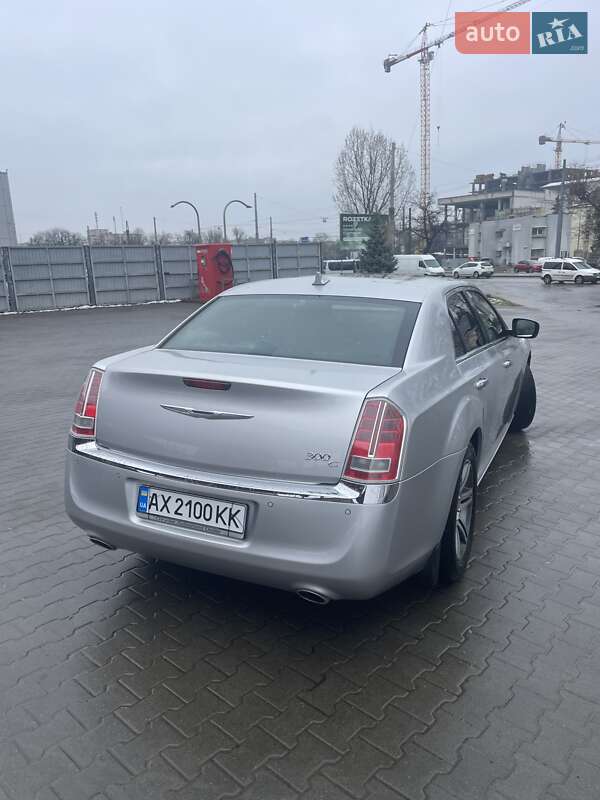 Седан Chrysler 300C 2012 в Львове