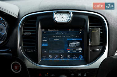 Седан Chrysler 300C 2012 в 