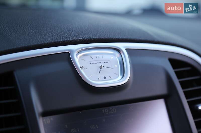 Седан Chrysler 300C 2013 в Киеве