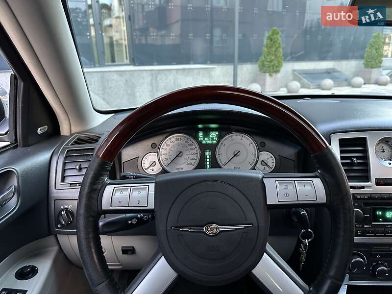 Седан Chrysler 300C 2005 в Переяславі