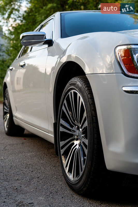 Седан Chrysler 300C 2014 в Хмельницком