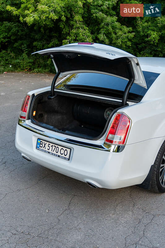 Седан Chrysler 300C 2014 в Хмельницком