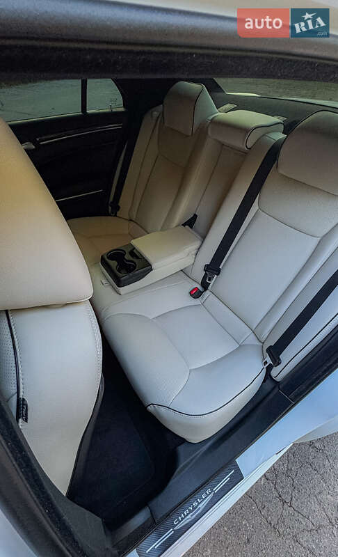 Седан Chrysler 300C 2014 в Хмельницком