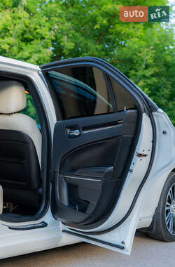 Седан Chrysler 300C 2014 в 