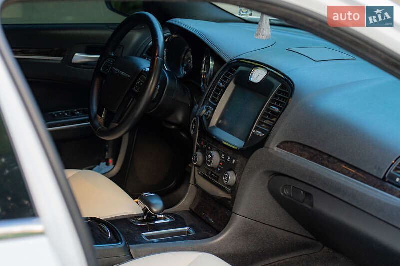 Седан Chrysler 300C 2014 в Хмельницком