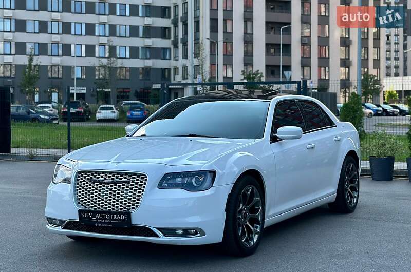 Седан Chrysler 300C 2015 в Киеве