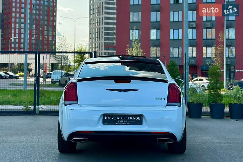 Седан Chrysler 300C 2015 в Киеве