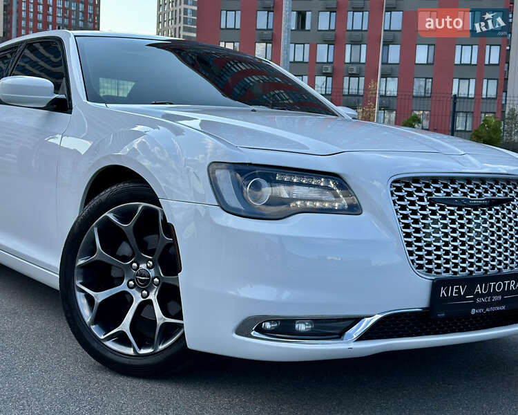 Седан Chrysler 300C 2015 в Киеве
