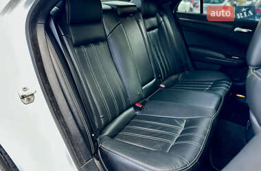 Седан Chrysler 300C 2015 в 