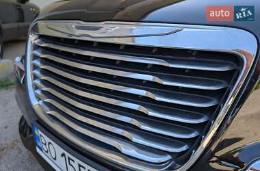 Седан Chrysler 300C 2012 в 