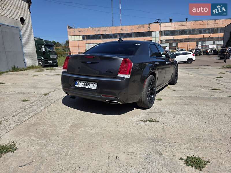 Седан Chrysler 300C 2018 в Киеве