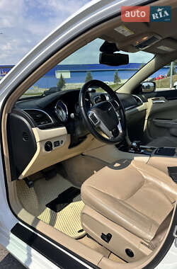 Седан Chrysler 300C 2014 в 