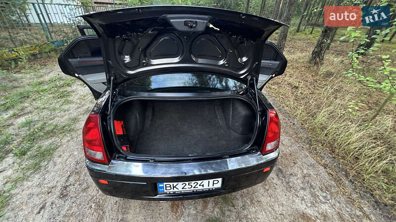 Седан Chrysler 300C 2006 в Луцьку