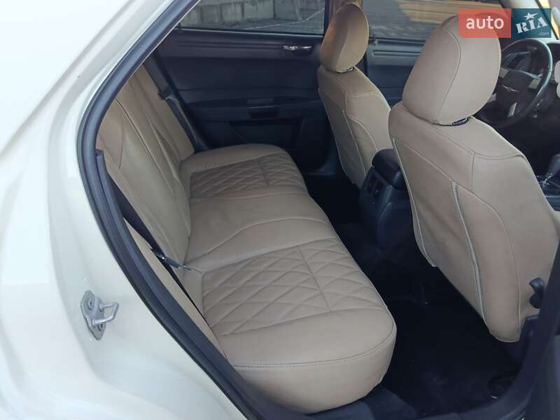 Седан Chrysler 300C 2008 в Львове
