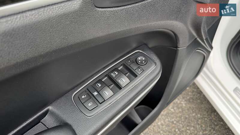 Седан Chrysler 300C 2016 в Києві фото 22 Седан Chrysler 300C 2016 в Києві