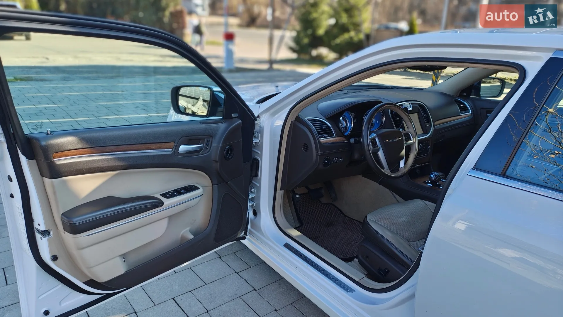 2012 Chrysler 300C - мініатюра 18