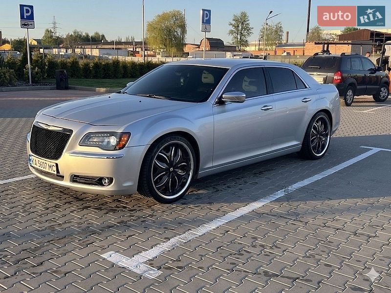 Седан Chrysler 300C 2012 в Виннице