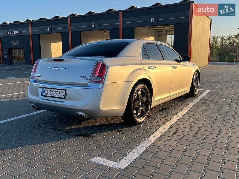 Седан Chrysler 300C 2012 в Виннице
