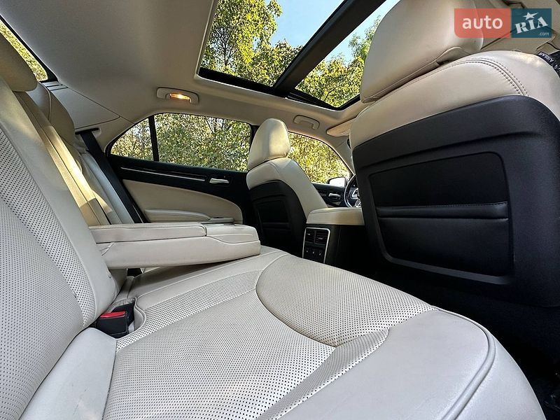 Седан Chrysler 300C 2016 в Киеве