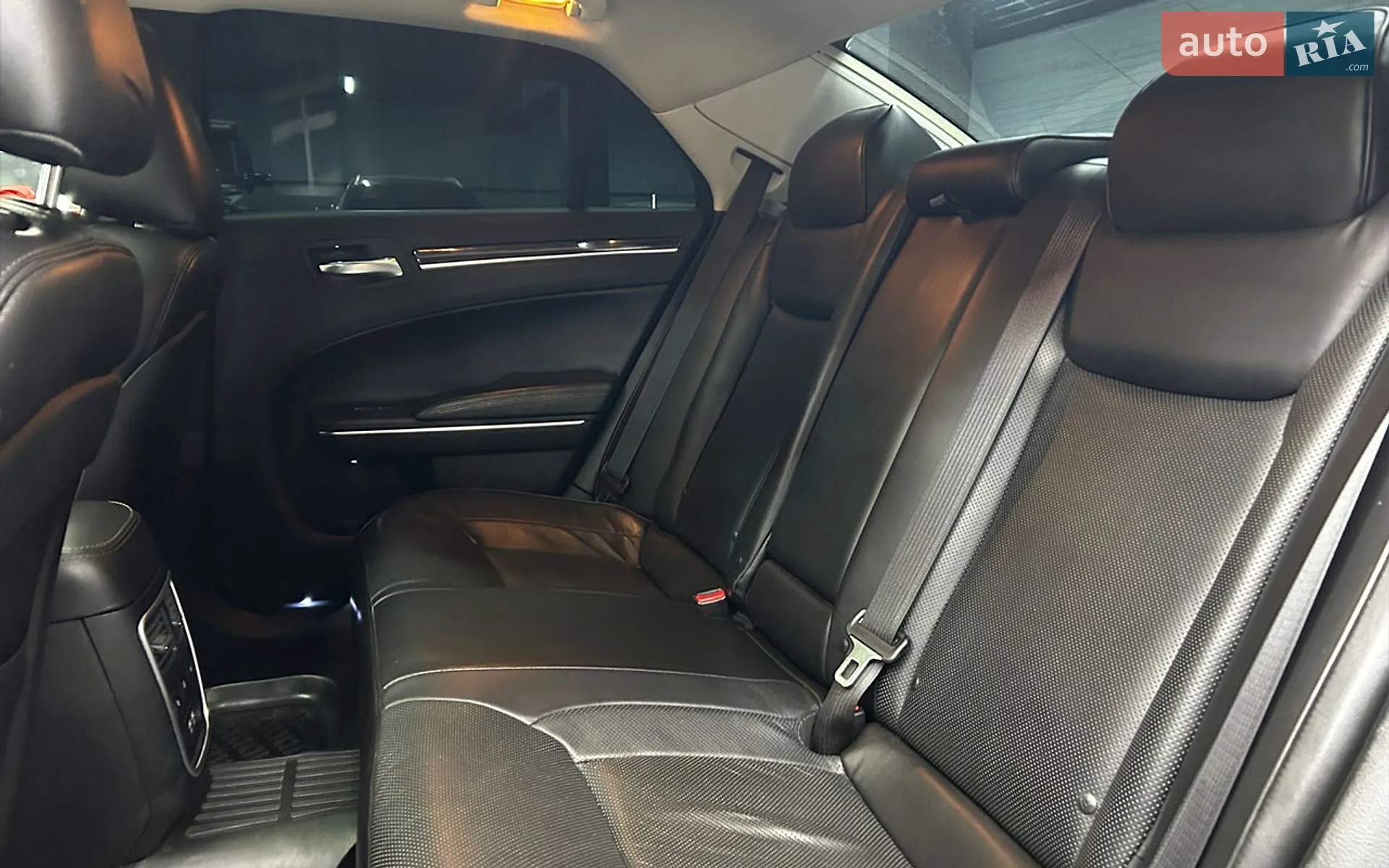 2017 Chrysler 300C - мініатюра 27