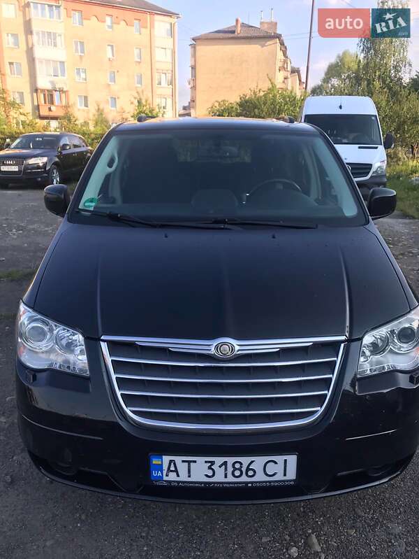 Минивэн Chrysler Grand Voyager 2009 в Долине