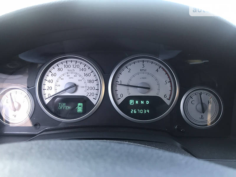 Минивэн Chrysler Grand Voyager 2009 в Долине