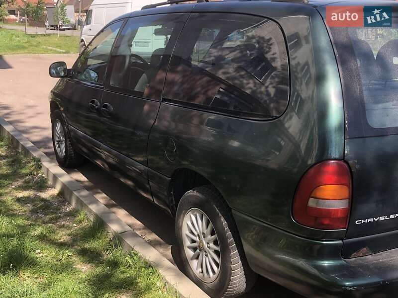 Минивэн Chrysler Grand Voyager 1997 в Ужгороде