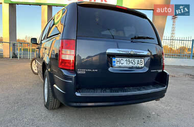 Минивэн Chrysler Grand Voyager 2008 в Долине