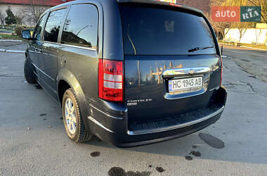 Минивэн Chrysler Grand Voyager 2008 в Долине