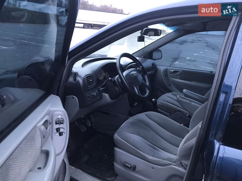 Минивэн Chrysler Grand Voyager 2003 в Ужгороде