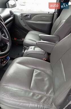 Минивэн Chrysler Grand Voyager 2005 в 