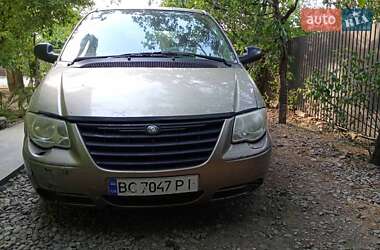 Хэтчбек Chrysler Grand Voyager 2004 в 
