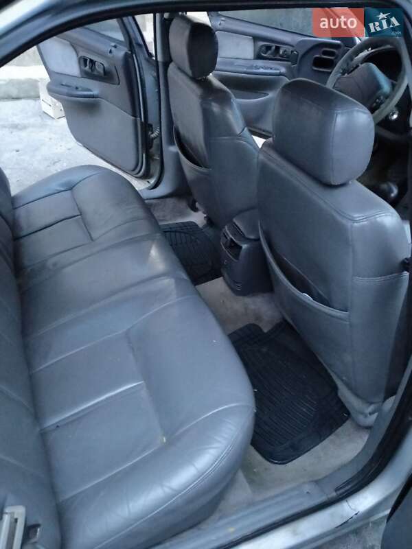 Седан Chrysler Intrepid 1994 в Здолбуніві
