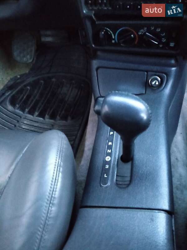 Седан Chrysler Intrepid 1994 в Здолбуніві