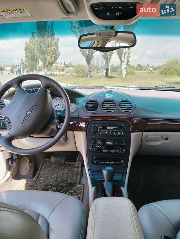 Седан Chrysler LHS 2001 в Измаиле